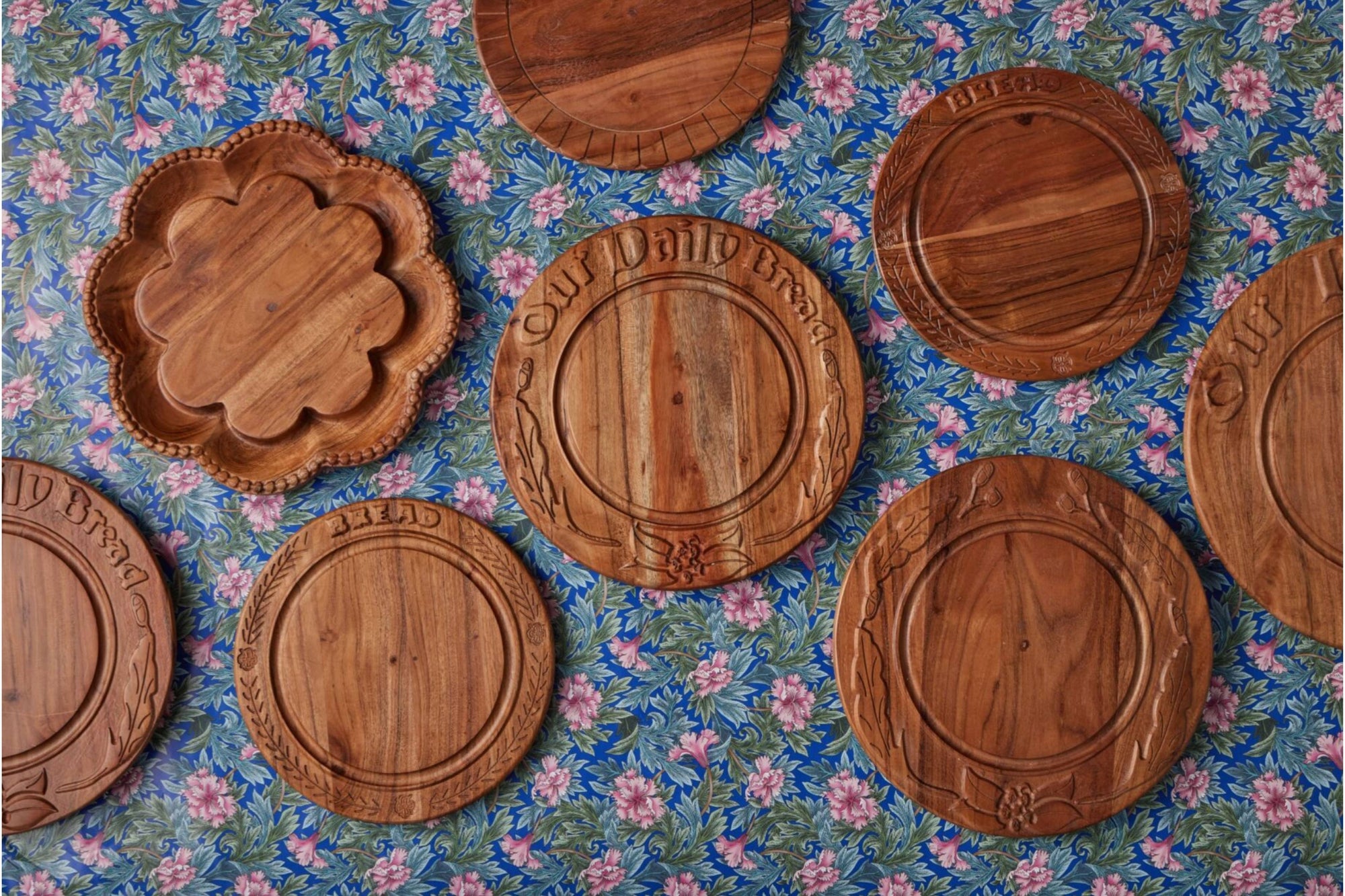 Vintage English Bread Board, Medium Scalloped