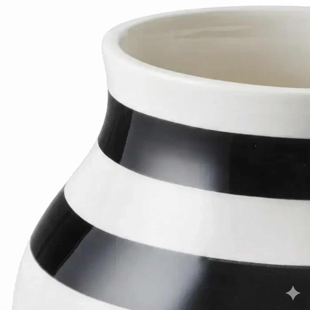 Kähler - Omaggio - Large Hand-Painted Ceramic Vase - Black
